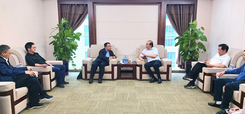 南岸区人民法院院长石溅泉走访巨成   送法问需护发展